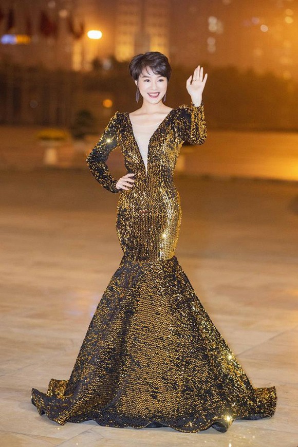 
Được biết ngoài đời Hoàng Kim Ngọc là CEO một công ty mỹ phẩm do mình sáng lập. Cô cũng từng đăng quang trong một cuộc thi nhan sắc được tổ chức ở Malaysia.
