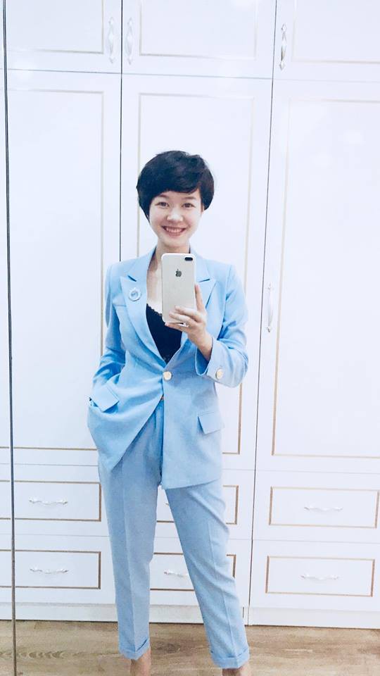 Ngoài đời, Kim Ngọc hoàn chỉnh phong cách doanh nhân bằng trang phục vest năng động