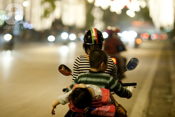 
Bức ảnh được ghi tại một tuyến phố Hà Nội khi đêm xuống
