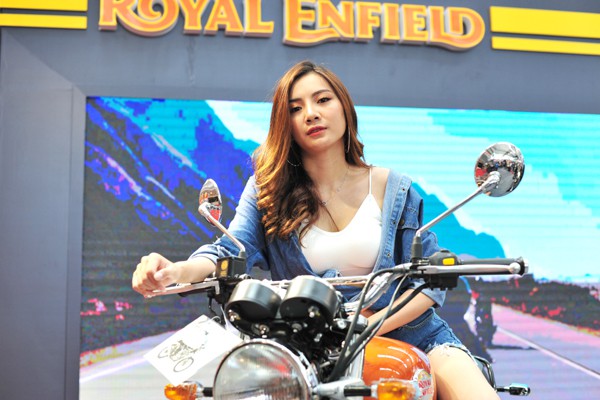 Người mẫu nóng bỏng của hãng xe máy Royal Enfield.