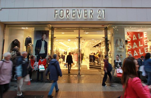 Forever 21 hay Topshop đầu tư quá nhiều vào các cửa hàng lớn ở trung tâm thương mại. Ảnh: The Journal.