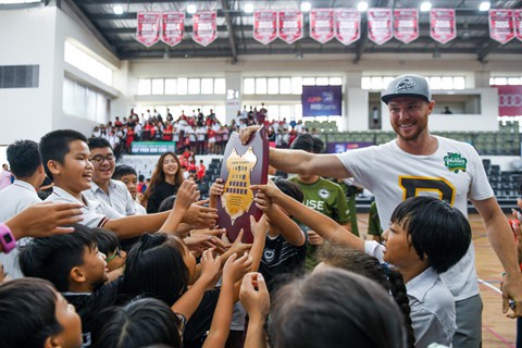 Đây là buổi trao cup Nhà cho học sinh - hoạt động cuối cùng trước khi kết thúc năm học. “Hệ thống Nhà” là mô hình phổ biến được áp dụng tại nhiều trường quốc tế trên thế giới. Mô hình này được xây dựng để tăng tinh thần gắn kết thông qua sự cạnh tranh lành mạnh giữa các đội, đồng thời thúc đẩy sự kết nối giữa các thế hệ học sinh.