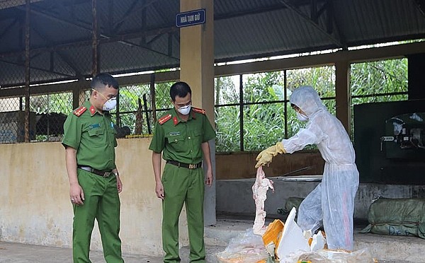 
Cơ quan chức năng kiểm tra lô hàng bị thu giữ. Ảnh: CQCA
