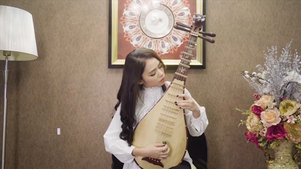 
Hương Ly không chỉ hát hay mà còn đàn giỏi các nhạc cụ như: đàn bầu, đàn tì bà và piano.
