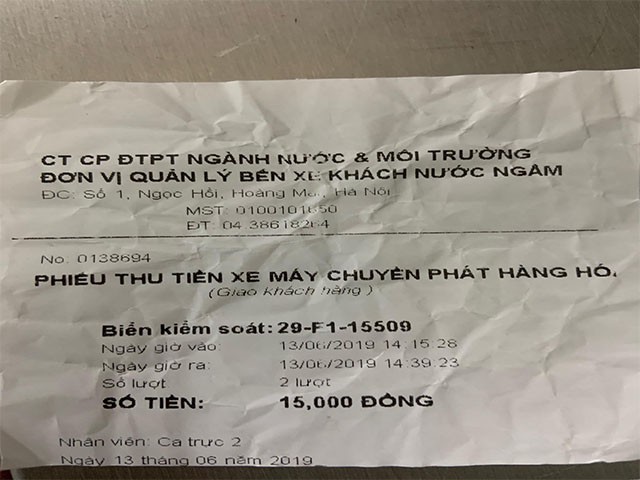 Chỉ cần chấp nhận mua vé qua cổng với giá trên trời, các phương tiện ô tô, xe máy thoải mái ra vào bến xe Nước Ngầm. Ảnh: Hoàng Phong