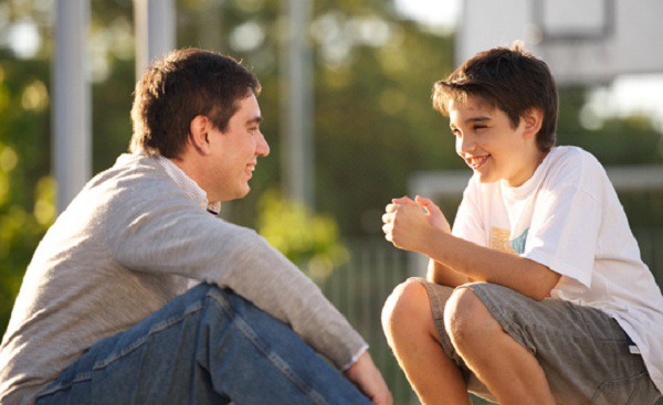 Cha mẹ nên dành nhiều thời gian nói chuyện với con khi con ở độ tuổi vị thành niên (Ảnh minh họa)