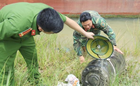 
Qủa bom khủng được cơ quan chức năng trục vớt lên bờ. Ảnh: Hoài Nam.
