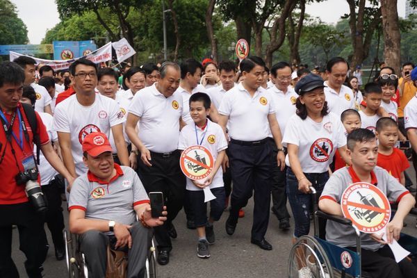 
Hơn 5.000 người dân Thủ đô đi bộ quanh bờ hồ Hoàn Kiếm kêu gọi cộng đồng “Không uống rượu bia khi lái xe”. Ảnh: PV
