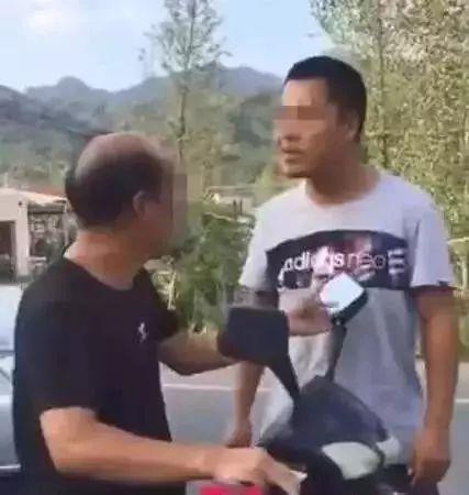 Hình ảnh Thường Kiêu chặn xe của thầy Trương. Ảnh cắt từ video.