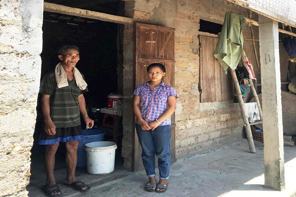 Lài cùng bố trong căn nhà xác xơ
