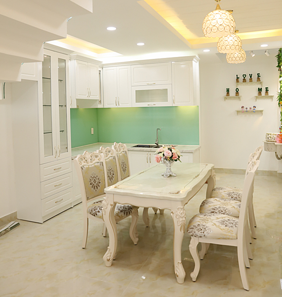 Khu vực bếp với bộ bàn ăn 6 ghế kiểu cổ điển, tủ bếp gam trắng hài hòa với tổng thể ngôi nhà. Ảnh: Ngoisao.net