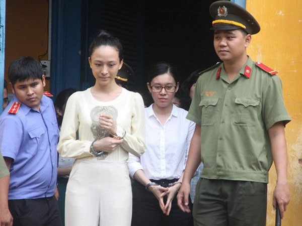 
Hoa hậu Phương Nga và bạn thân Thùy Dung trong các phiên xử trước đó, sau đó được đình chỉ.
