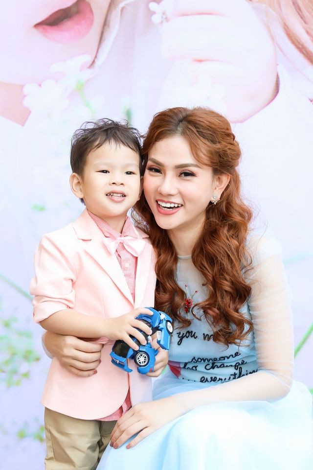 Khi vợ chồng chia tay, Thu Thủy một m&igrave;nh nu&ocirc;i con trai n&ecirc;n c&ocirc; t&iacute;ch cực hoạt động để c&oacute; tiền sinh hoạt v&agrave; nu&ocirc;i con.
