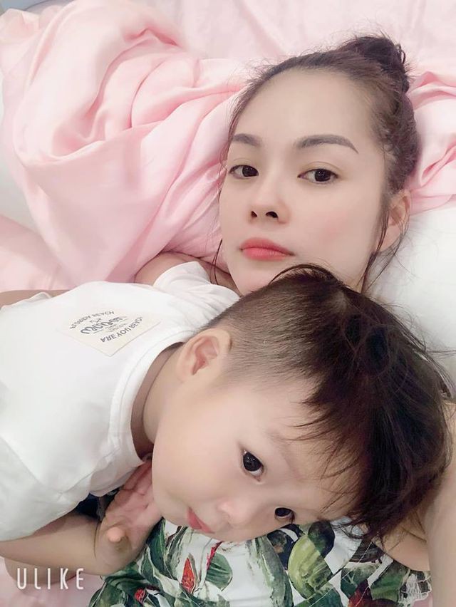 Dương Cẩm Lynh gần như bắt đầu lại từ đầu trong sự nghiệp sau hai năm ở nh&agrave; sinh con v&agrave; chăm b&eacute; Will. Con trai ch&iacute;nh l&agrave; t&agrave;i sản duy nhất c&ocirc; c&oacute; được sau khi chia tay chồng.