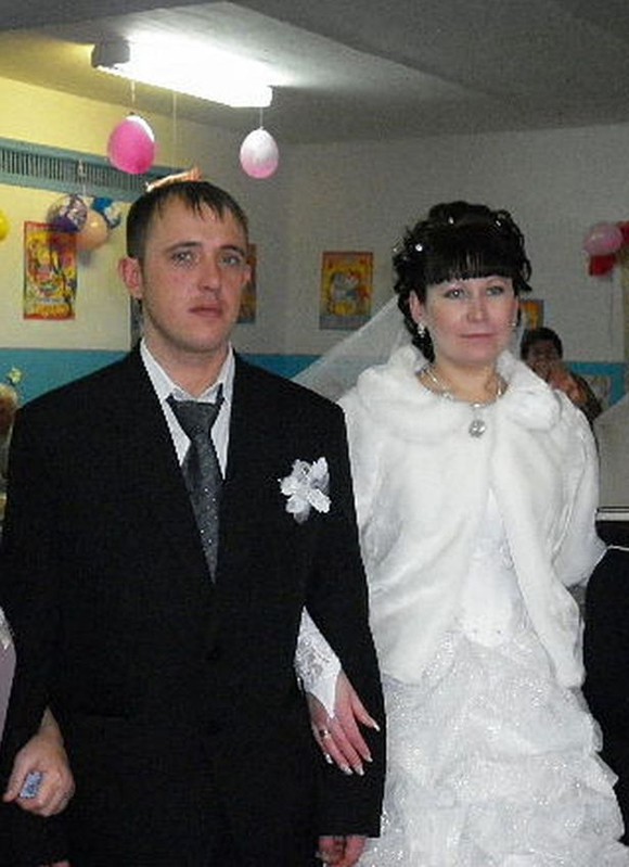 Vasily và vợ trong ngày kết hôn. Ảnh: east2west.