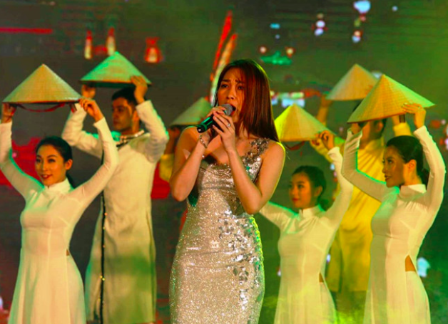 Mỹ Tâm hát khai mạc Festival du lịch biển Tam Kỳ 2019 (Quảng Nam).