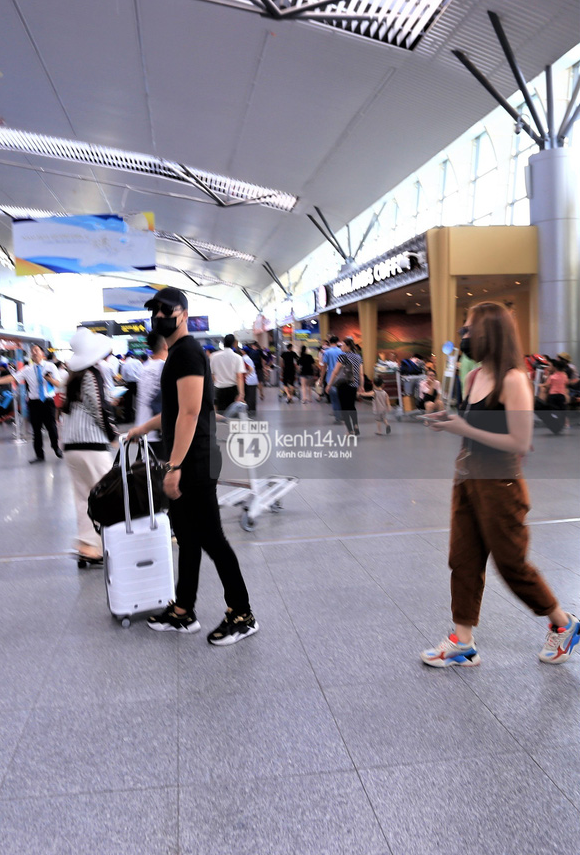 Chúng tôi bắt gặp Mỹ Tâm - Mai Tài Phến xuất hiện cùng nhau ở sân bay Đà Nẵng. Cặp đôi mang giày đôi, bịt khẩu trang kín mít.