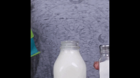 Để bảo quản sữa tươi, kem tươi lâu hơn, bạn cho chút xíu muối vào chai hoặc hộp đựng rồi lắc nhẹ cho đều rồi bỏ tủ lạnh như thường nhé!