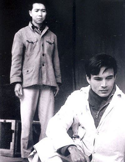 Quang Thái (ngồi) và Doãn Châu trong vở Đôi mắt (1972).