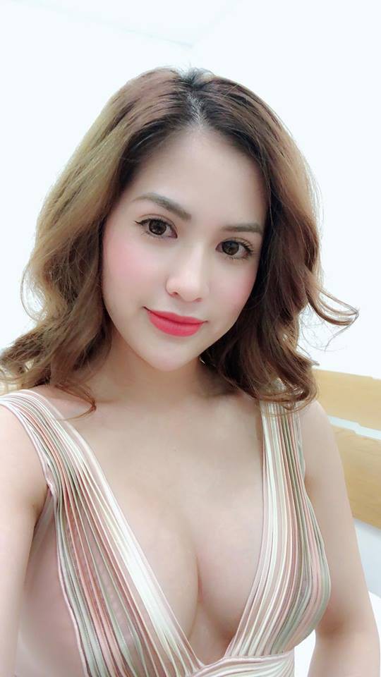 Hương Trần sinh năm 1989, kém Việt Anh 7 tuổi. Cô sở hữu làn da trắng hồng, khuôn mặt thanh tú, được khen ngợi xinh đẹp không kém một hot girl.