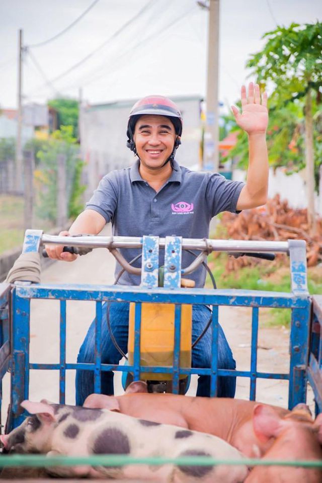 Góp mặt trong một chương trình mới đây, Quyền Linh có dịp trải lòng về những năm tháng khó khăn, khi mới “chân ướt chân ráo” đến TP.HCM lập nghiệp. Nam nghệ sĩ kể do nhà nghèo, lại không người thân giúp đỡ, anh chỉ biết tìm đến các công việc khuân vác nhưng đều bị từ chối. “Tôi đi ngang chỗ bán cháo trắng, đói quá mà không có tiền. Tôi quyết định vào xin một tô cháo. Chị đó nói đợi bán hết không còn khách thì chị cho. Tôi ngồi chờ đến 3 giờ sáng đến mức nồi cháo không còn gì”, Anh chia sẻ trong nước mắt.