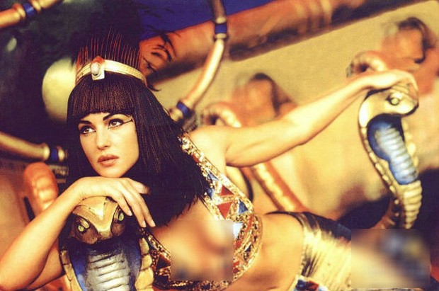 Nữ hoàng Cleopatra vừa sở hữu sắc đẹp khó cưỡng, vừa có trí thông minh và sự khéo léo (cảnh trong một bộ phim)