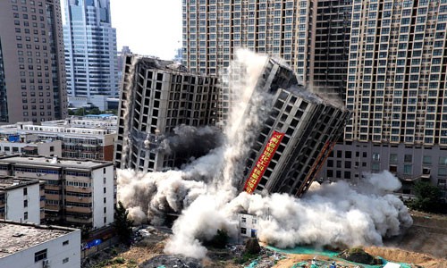 Hai tòa nhà xây dựng trái phép bị phá hủy hôm 30/5 ở Trịnh Châu, thủ phủ tỉnh Hà Nam, Trung Quốc. Ảnh: Telegraph.