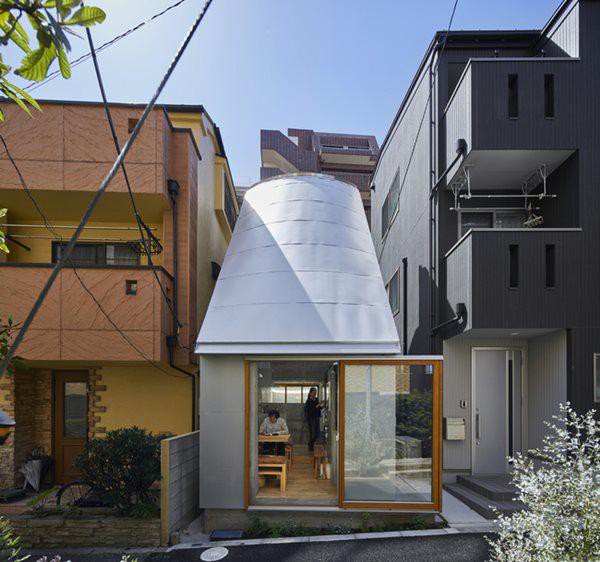 
Ngôi nhà có diện tích 18m2, nằm lọt thỏm giữa khu phố đắt đỏ tại thành phố Tokyo, Nhật Bản.
