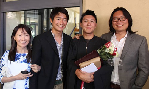 
Agnes Chan, chụp ảnh với 3 cậu con trai, trong ngày cậu thứ hai tốt nghiệp Đại học Stanford năm 2015. Ảnh: Japantimes.

