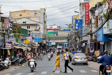 
Mặc dù có vị trí đắc địa nhưng con đường Phan Bội Châu được đánh giá là khó có thể đầu tư kinh doanh lớn do hạ tầng xuống cấp. Ảnh: Quỳnh Trang.
