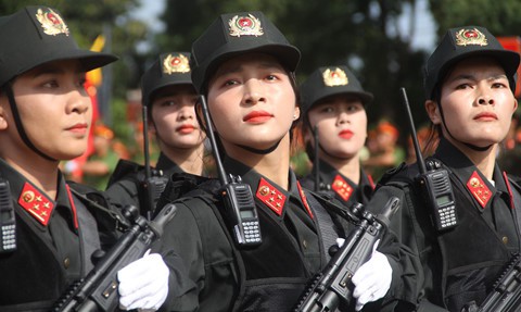 
Các nữ cán bộ thuộc Phòng Cảnh sát cơ động (Công an tỉnh Đắk Lắk) trong trang phục truyền thống tham gia hội thi. Đây được xem là những bông hồng thép của ngành công an vì được huấn luyện kỹ năng chiến đấu như các nam chiến sĩ.
