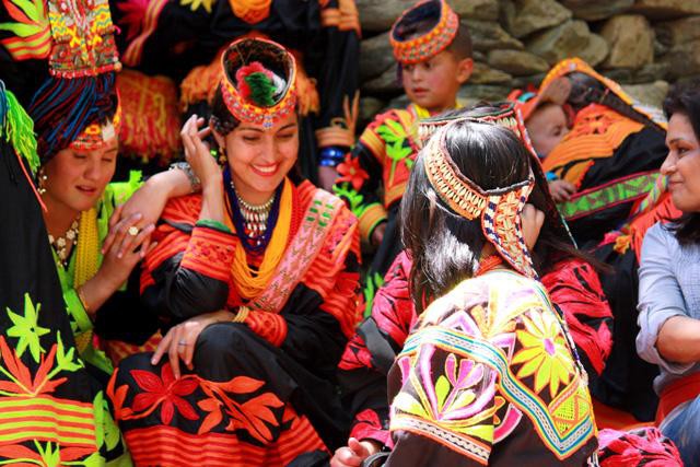 Dễ nhận ra bộ tộc Kalash nhờ bộ quần áo sặc sỡ truyền thống.