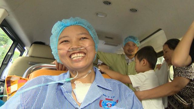 Nụ cười của chị Nguyễn Thị Liên khi ngồi trên xe cứu thương di chuyển từ Bệnh viện K về Bệnh viên Nhi TW để được gặp lại con sau 23 ngày sinh nở.