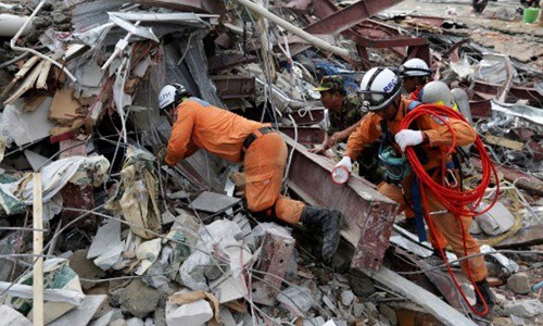 Các nhân viên cứu hộ hôm nay tiếp tục tìm kiếm người sống sót dưới đống đổ nát tại hiện trường vụ sập tòa nhà đang xây ở Sihanoukville, Campuchia.