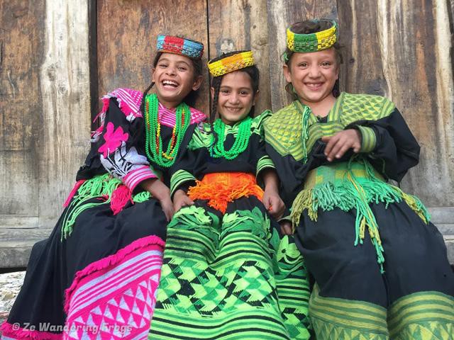 Các bé gái người Kalash 14-15 tuổi đã đủ tuổi lấy chồng.
