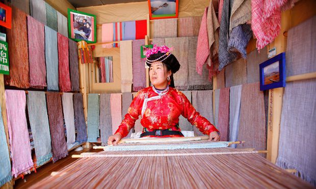Một phụ nữ Mosuo dệt vải.