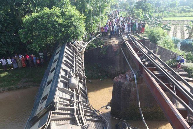 Sập cầu khiến tàu hỏa rớt xuống sông 4 người thiệt mạng