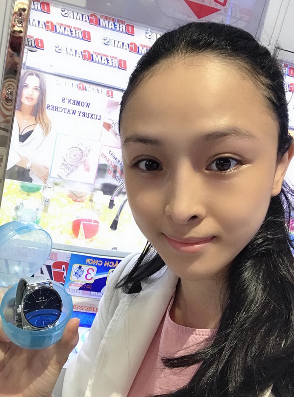 Phương Nga khoe khi đi chơi ở một trung tâm thương mại cùng Thùy Dung, cô chơi trò gắp thú bông, đồ vật và đã mang về nhiều chiến lợi phẩm như đồng hồ, hộp đựng ipod, balô...
