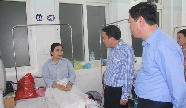 
Lãnh đạo Sở Y tế Nghệ An thăm hỏi nữ điều dưỡng Nguyễn Thị Phương. Ảnh: Báo Nghệ An
