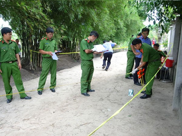 
Khám nghiệm hiện trường.
