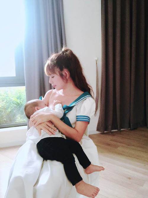 Hotgirl Minh Hà ngoài những chia sẻ hay về vắt và bảo quản sữa mẹ, cô còn xuất hiện với hình ảnh cho con bú rất dễ thương.
