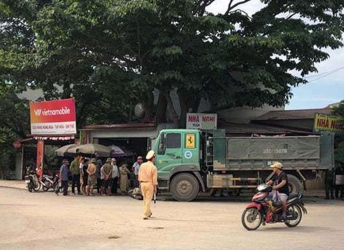 Xe ô tô tải tông xe máy khiến 4 người thương vong - Ảnh 1.