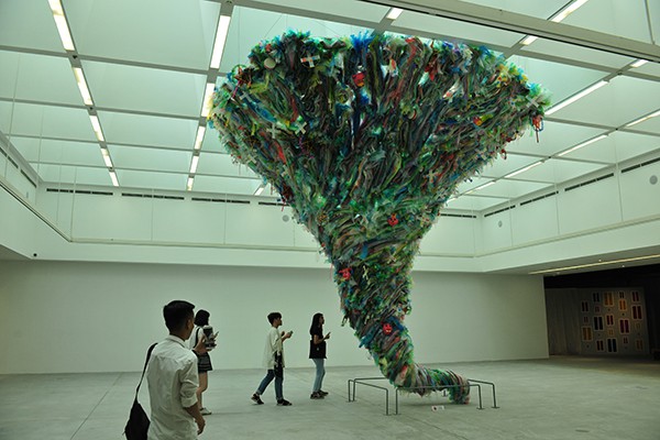 Độc đáo những tác phẩm nghệ thuật được làm từ nhựa khiến người xem sởn gai ốc về thực trạng môi trường - Ảnh 1.