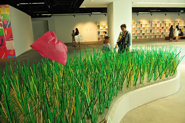 Độc đáo những tác phẩm nghệ thuật được làm từ nhựa khiến người xem sởn gai ốc về thực trạng môi trường - Ảnh 2.