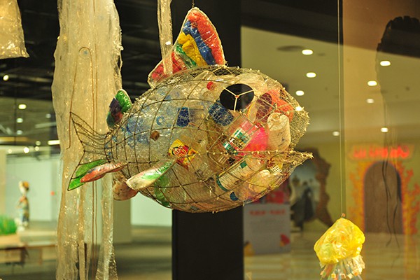 Độc đáo những tác phẩm nghệ thuật được làm từ nhựa khiến người xem sởn gai ốc về thực trạng môi trường - Ảnh 5.