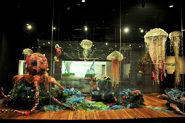 Độc đáo những tác phẩm nghệ thuật được làm từ nhựa khiến người xem sởn gai ốc về thực trạng môi trường - Ảnh 7.