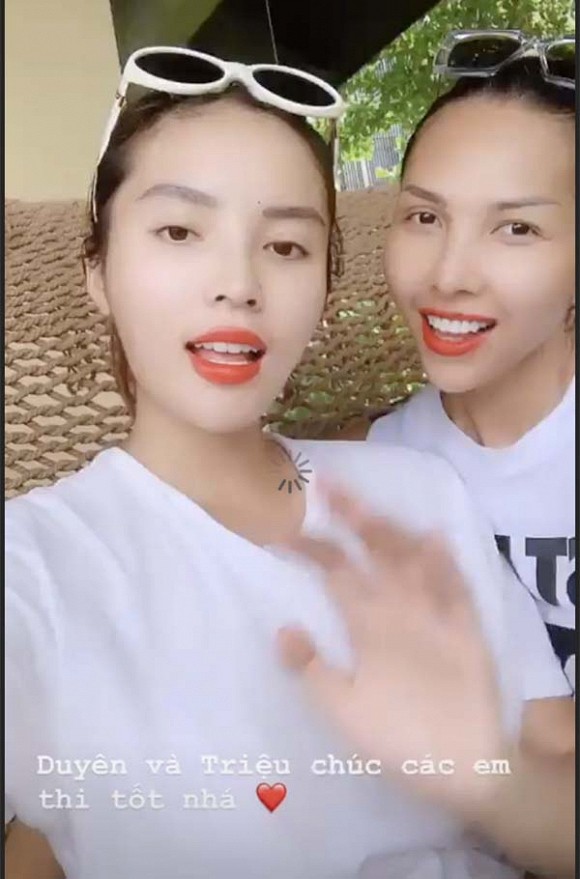 Hai người đẹp quay video gửi lời chúc các em 2001 thi tốt kỳ thi THPT quốc gia 2019.