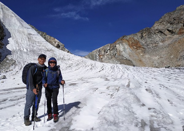 
Ted và Thảo sau khi anh cầu hôn cô trong hành trình leo Himalaya năm 2018. Ảnh: Ted Challis.
