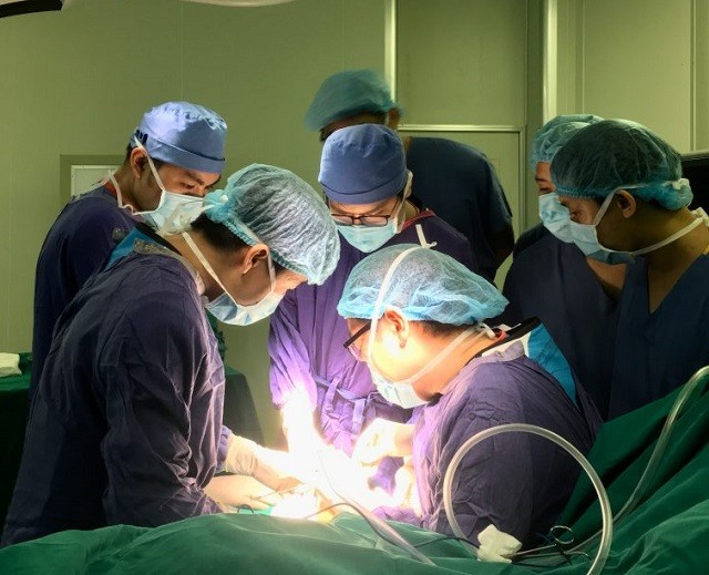 
PGS.TS Chee Yu-Han và các bác sĩ Bệnh viện Hữu nghị Việt Đức đang mổ thị phạm tại phòng mổ kỹ thuật cao và truyền hình trực tuyến.
