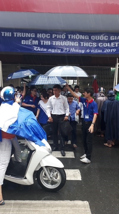 Kỳ thi THPT Quốc gia 2019 : Phụ huynh “dầm mưa giãi nắng”, buồn, vui cùng sĩ tử - Ảnh 5.